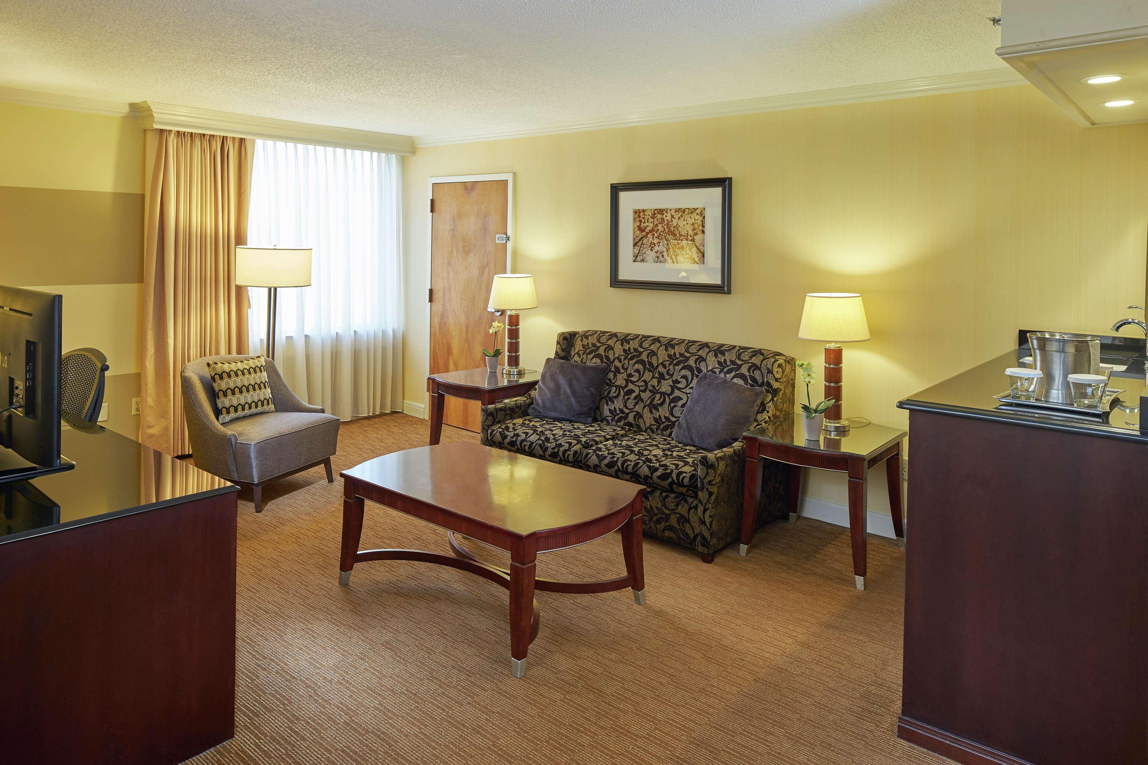 Hilton Raleigh North Hills Hotel Room photo